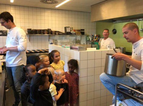 Kleuterklas in de keuken